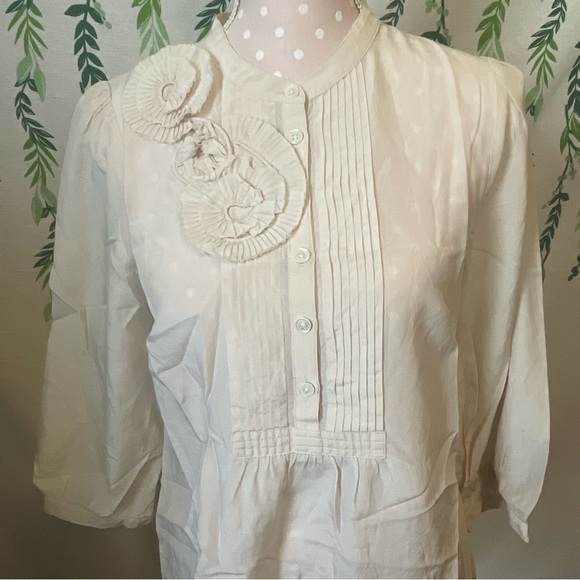 Size M Banana Republic heritage off white Blouse with Floral Detail B2 - Picture 3 of 6